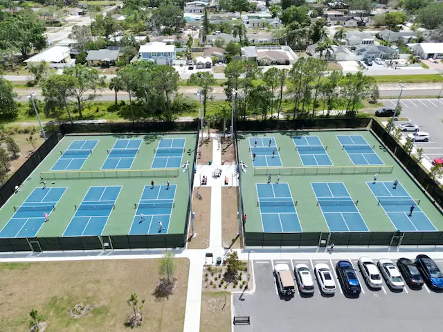 Pickleball vs. Squash: Type of Court